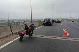 Motociclista morre ao cair da alça da Rodovia do Parque para a freeway