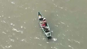 Pescador salva casal após queda de barco na barra de Tramandaí