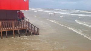 Ressaca atinge as praias do Litoral Norte: ventania e mar agitado