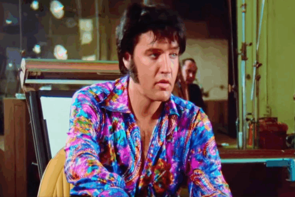 Elvis Presley usando camisa colorida