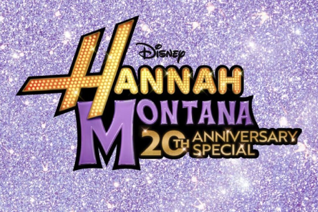 Logotipo comemorativo sobre um fundo lilás repleto de glitter brilhante. O nome "Hannah Montana" está escrito com a fonte clássica da série, onde o "H" e as outras letras possuem uma textura de luzes de camarim douradas. Abaixo, destaca-se o texto "20th ANNIVERSARY SPECIAL" em letras douradas metálicas. O selo da Disney aparece discretamente acima do nome principal.