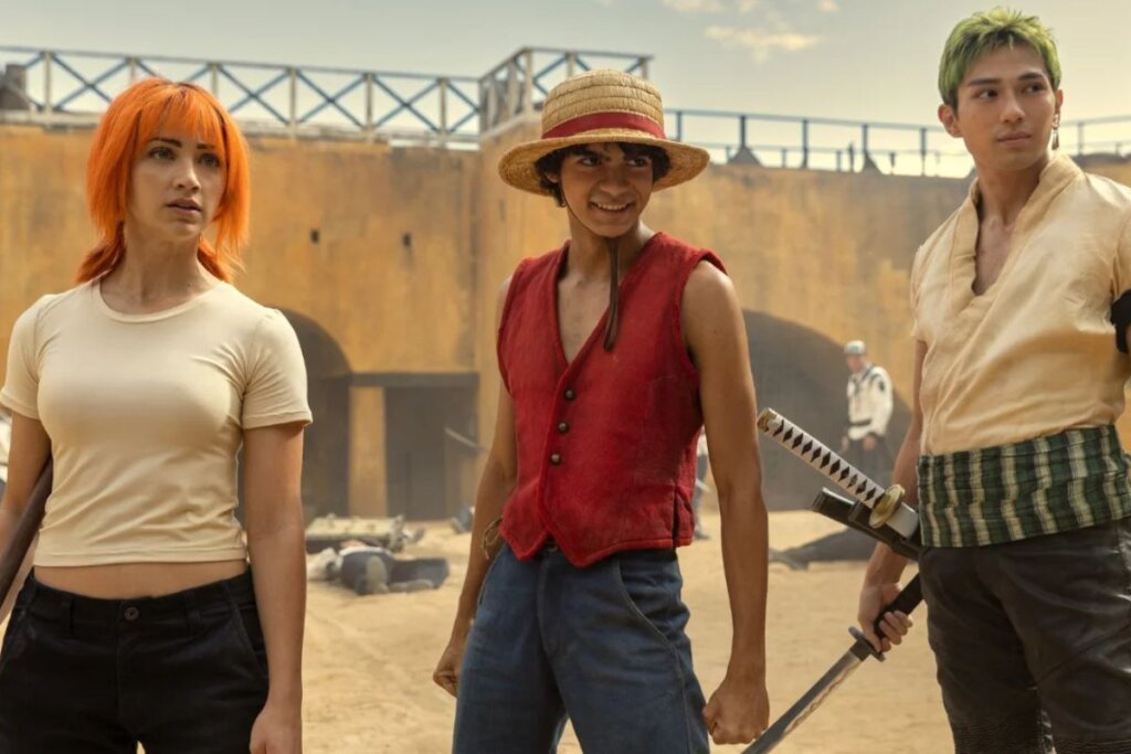 Cena da série "One Piece: Rumo à Grand Line", com luffy e dois personagens em pé lado a lado 