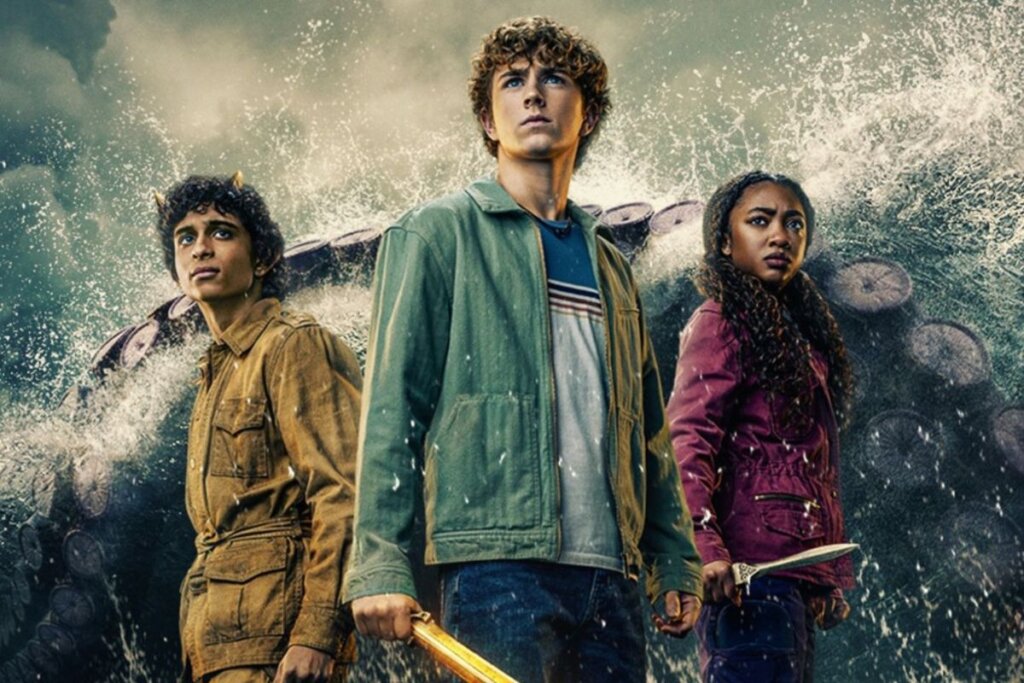 capa da série "Percy Jackson e os Olimpianos" com os três protagonistas parados um ao lado do outro e uma onda com monstros ao fundo