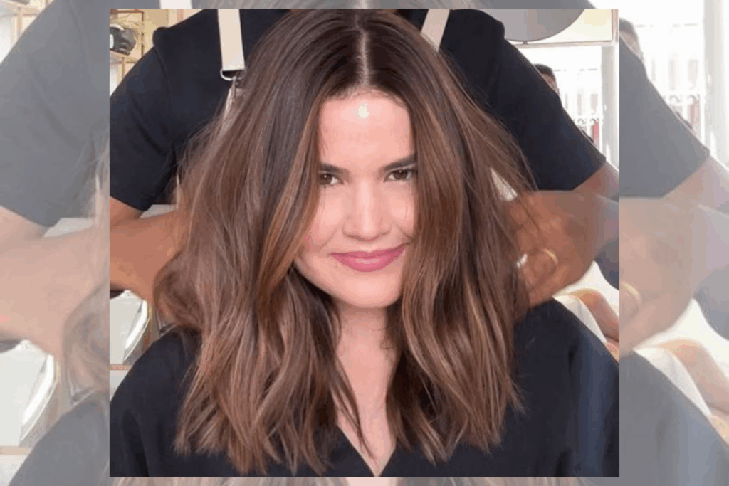 Mulher com o cabelo liso, na altura do ombro em tons de marrom