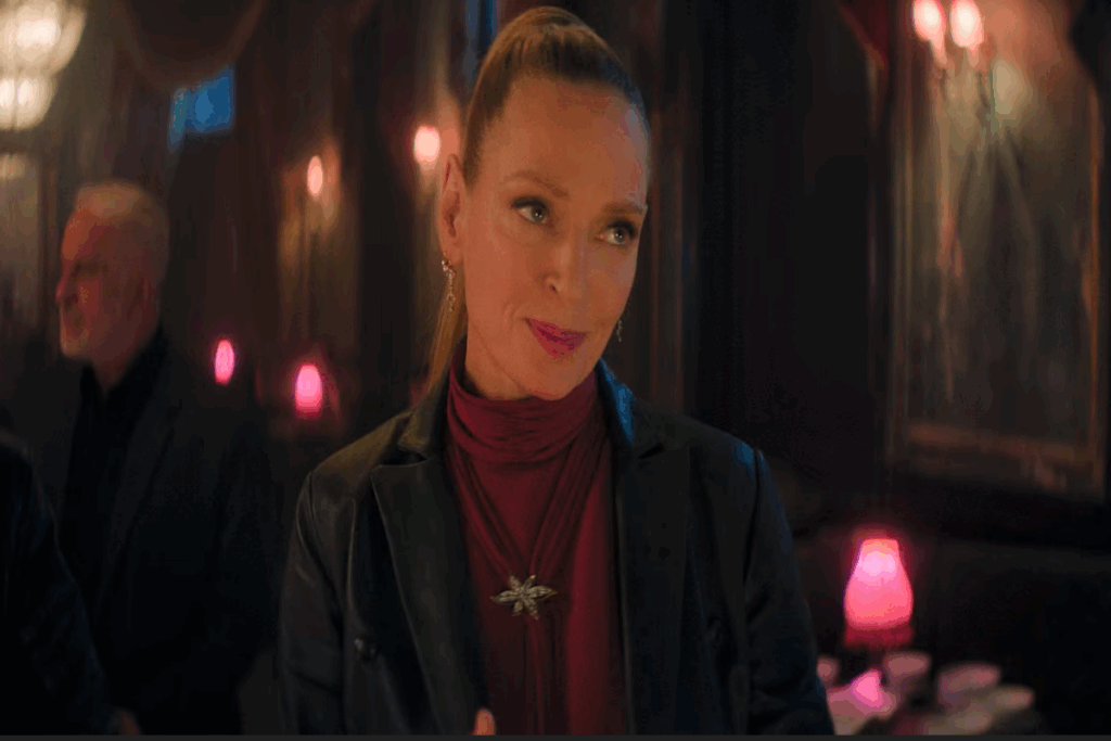 Mulher loira com o cabelo preso, usando camisa e cachecol vermelhos e casaco de couro preto