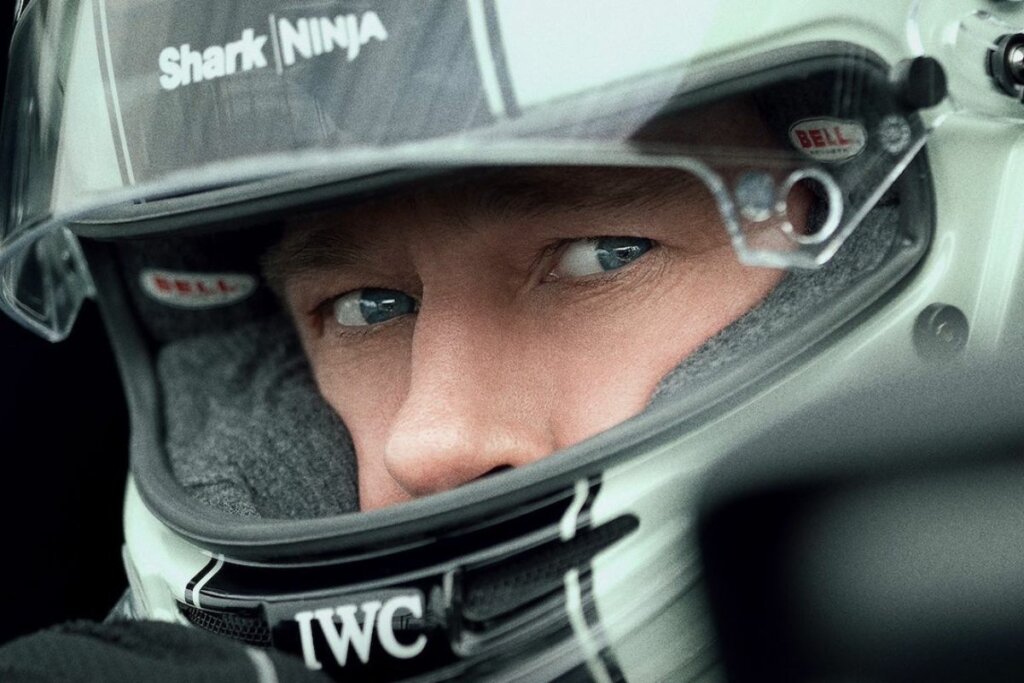 Brad Pitt usando um capacete de corrida na capa do filme "F1"