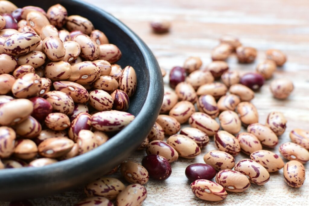 Tigela de cerâmica com feijões 