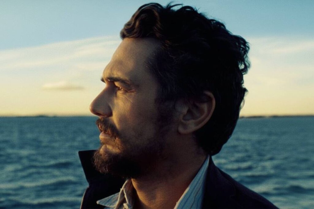 capa do filme "Hey Joe", com o rosto do protagonista virado de lado em frente ao mar