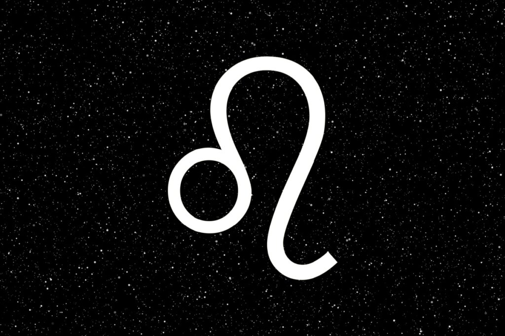 Símbolo de Leão com textura de galáxia azul e efeito de vidro, com formas que remetem à juba e à cauda do animal, sobre um fundo de céu noturno azul-escuro profundo e estrelado.