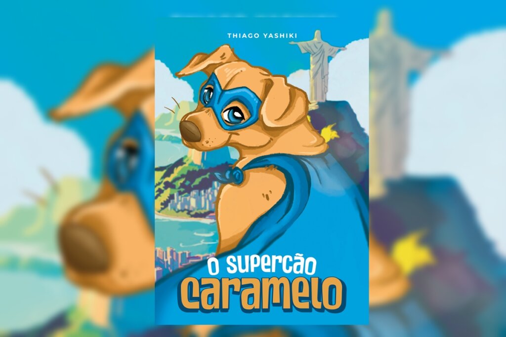 Ilustração de um cachorro vira-lata caramelo usando uma máscara de super-herói azul e uma capa azul. Ele olha para trás com um sorriso confiante. Ao fundo, vê-se a silhueta do Cristo Redentor e as montanhas do Rio de Janeiro sob um céu azul claro. Título na parte inferior: "O supercão caramelo".