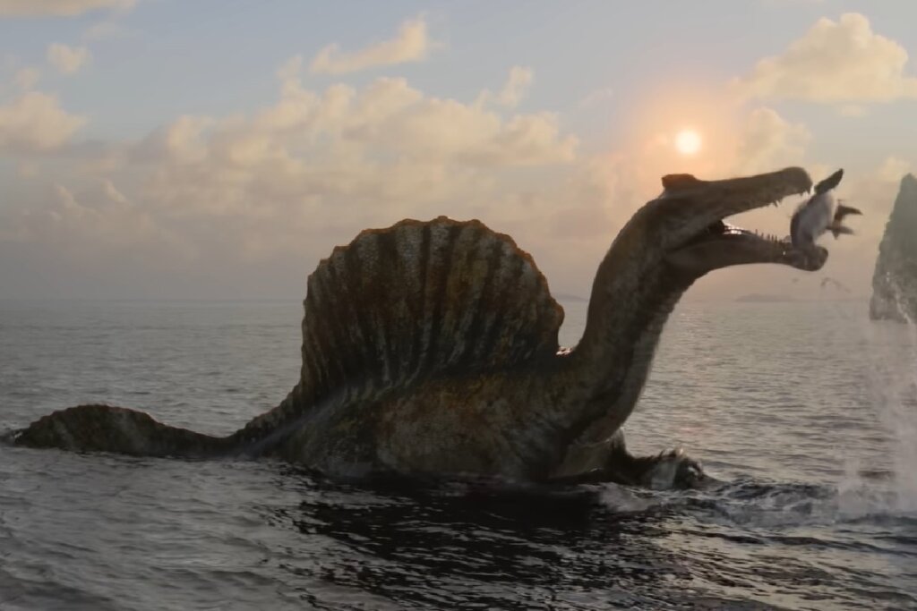 Imagem realista de um Espinossauro emergindo da água durante o pôr do sol. O dinossauro possui uma grande vela dorsal e está com a boca aberta, capturando um peixe no ar enquanto a água espirra ao redor. O cenário é um oceano calmo com o sol baixo no horizonte e montanhas distantes sob um céu nublado.
