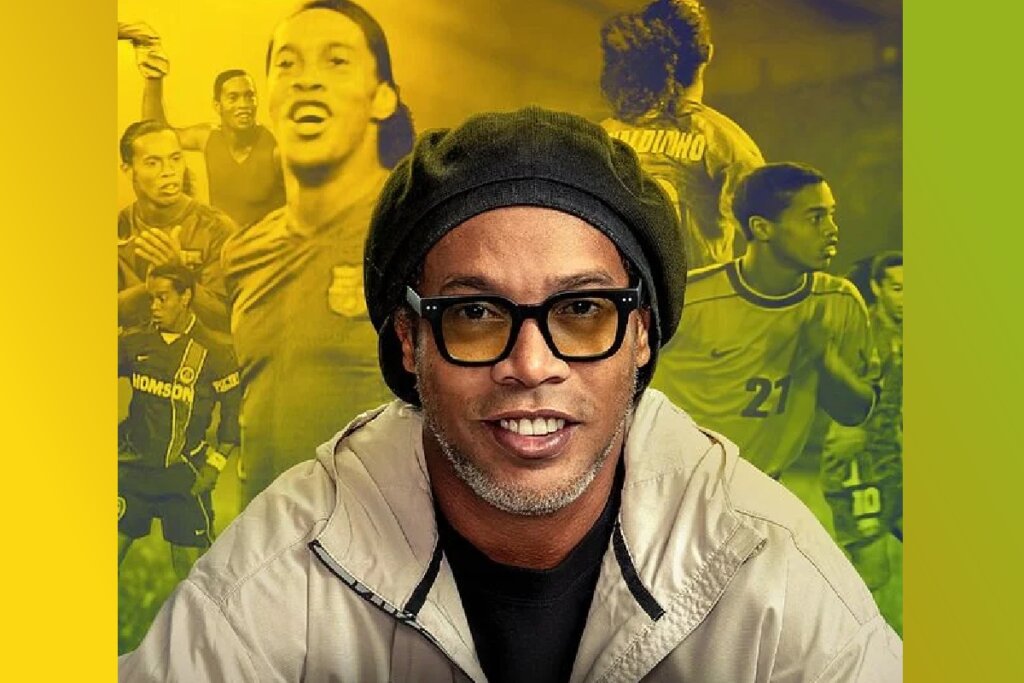 Um pôster biográfico em estilo de colagem fotográfica com forte tonalidade amarela e verde. No centro, em destaque e colorido, está Ronaldinho Gaúcho, sorrindo e olhando para a frente, usando uma boina preta, óculos de sol amarelos e uma jaqueta bege clara aberta. Ao fundo, diversas imagens dele em campo são exibidas em tons monocromáticos de amarelo: ele rindo e comemorando com camisas do Barcelona (visível o patrocínio "Unicef") e do Paris Saint-Germain ("Thomson"), e uma imagem de costas com a camisa da Seleção Brasileira (número 21).
