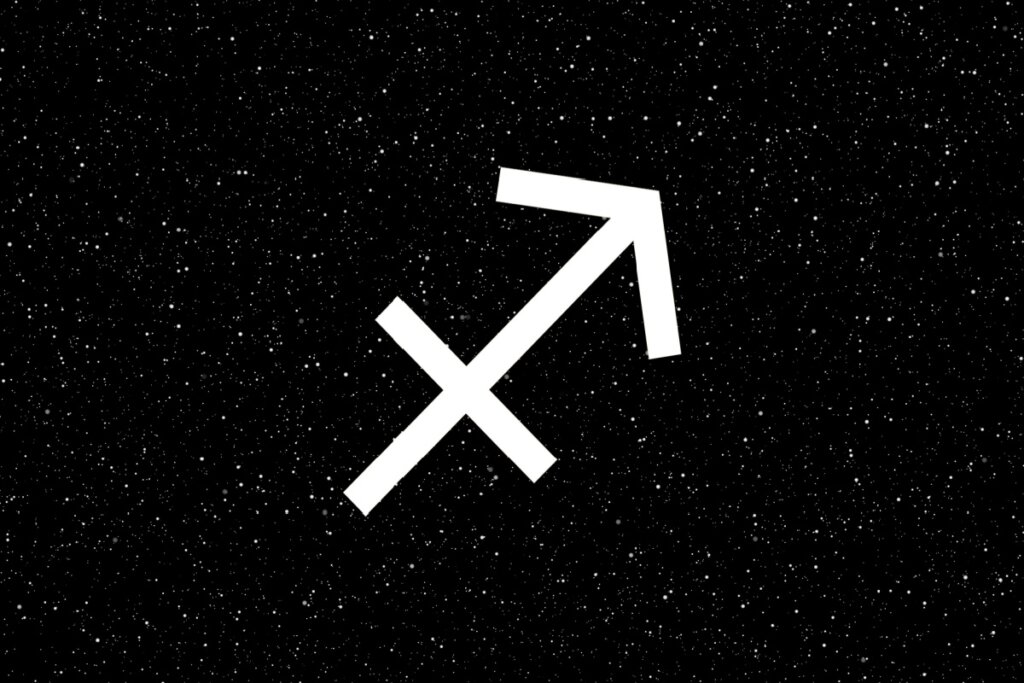 Símbolo de Sagitário com textura de galáxia azul e efeito de vidro, representando uma flecha apontada para o alto, sobre um fundo de céu noturno azul-escuro profundo e estrelado.