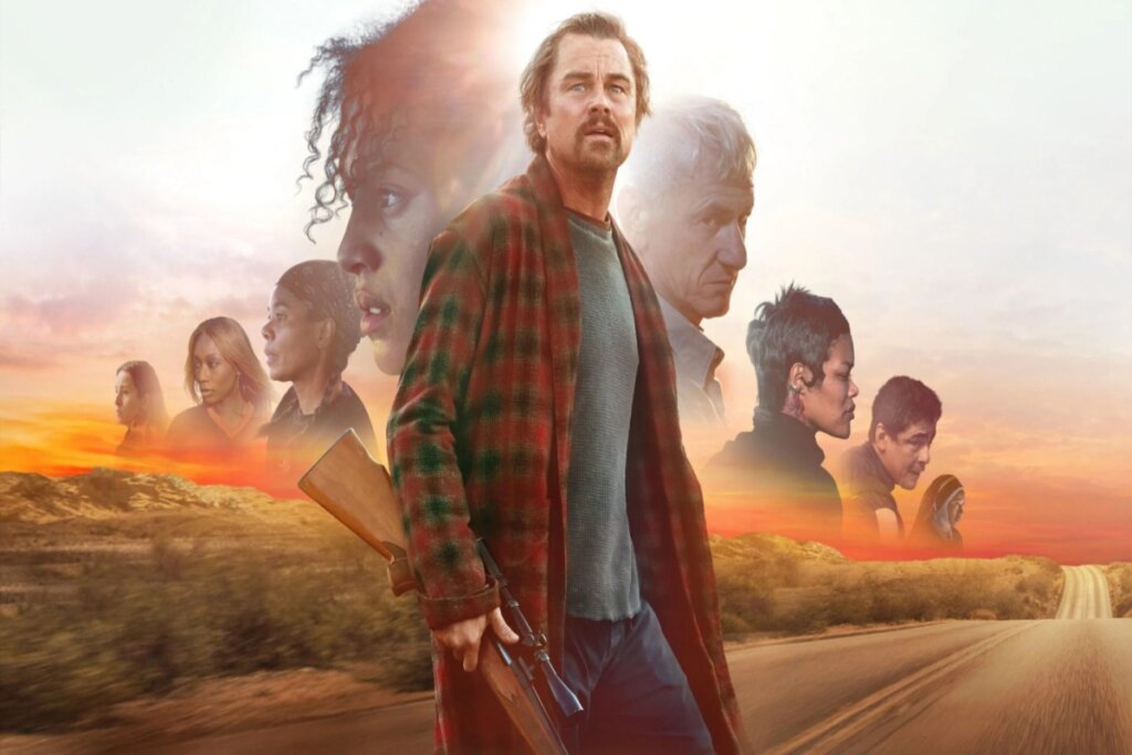 Capa do filme "Uma Batalha Após a Outra", com o protagonista no centro de uma paisagem agro, usando uma camisa xadrez, e pessoas ao fundo do seu lado 