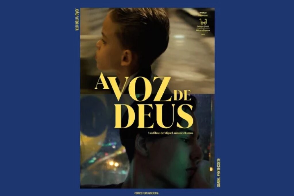 Cartaz do filme "A Voz de Deus", de Miguel Antunes Ramos. A imagem é composta por dois quadros horizontais sobrepostos. No topo, o perfil de uma criança pequena olhando para a esquerda em um ambiente urbano noturno. Abaixo, o rosto de um jovem em tons azulados, olhando para baixo de forma introspectiva. O título está centralizado em letras amarelas grandes.