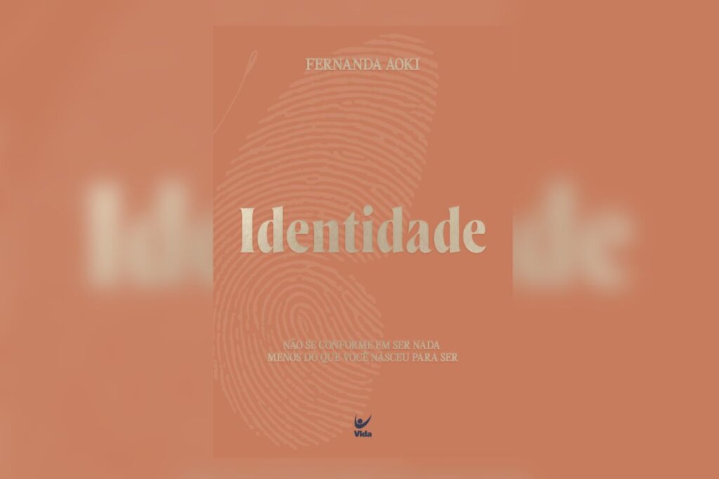 Capa do livro "Identidade", com o nome em dourado centralizado em um fundo cor de salmão
