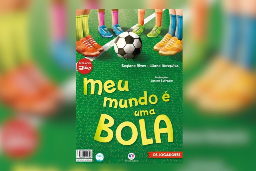 Capa do livro "Meu mundo é uma bola", com a ilustração de pernas de crianças ao redor de uma bola de futebol em um campo 