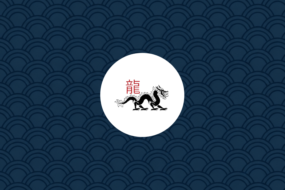 lustração de um dragão chinês preto em posição alongada, dentro de um círculo branco. O caractere chinês para dragão (龍) aparece à esquerda em vermelho. O fundo possui um padrão de ondas orientais em tons de azul.