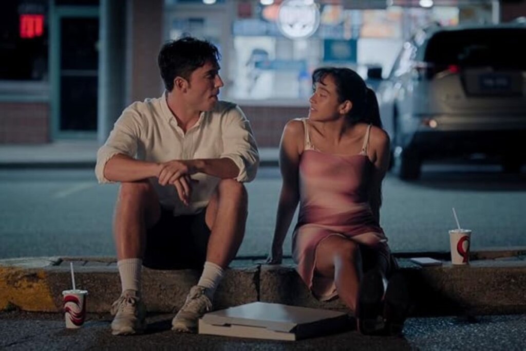 Homem e mulher sentados em uma calçada