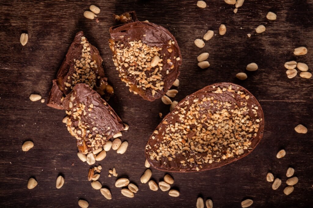 Três ovos de Páscoa recheados com creme de amendoim e decorado com amendoim 