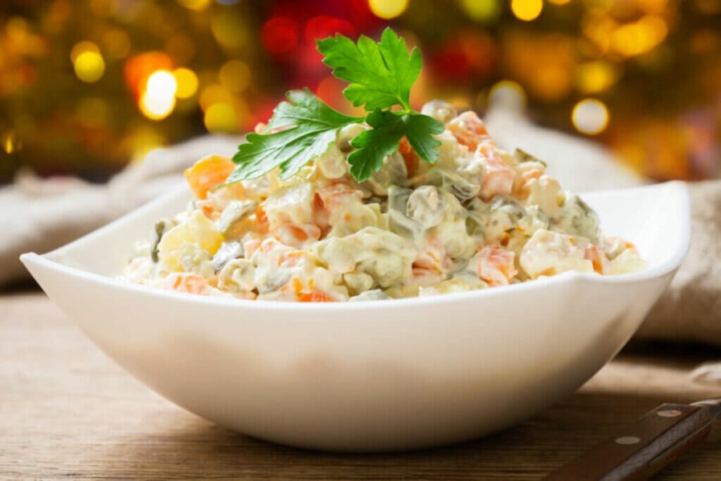 Recipiente branco com salada de maionese 